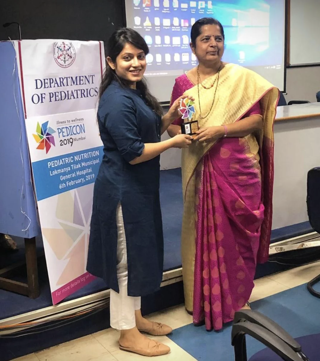 Megha receiving an award at the PEDICON 2019 Pediatric Nutrition session, Department of Pediatrics, Lokmanya Tilak Municipal General Hospital, Mumbai